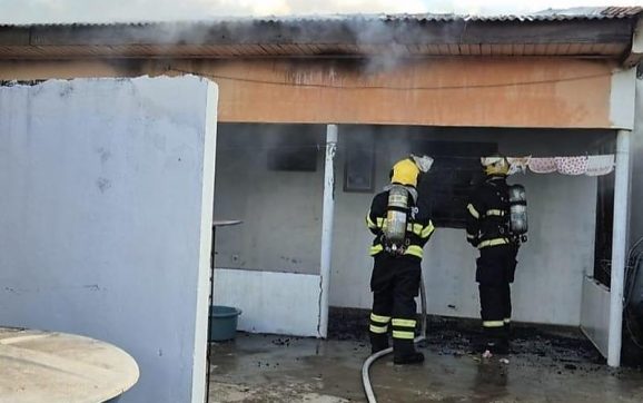 Filho incendeia casa da família com bebê dentro após briga por causa de cigarro de maconha em MT; vídeo