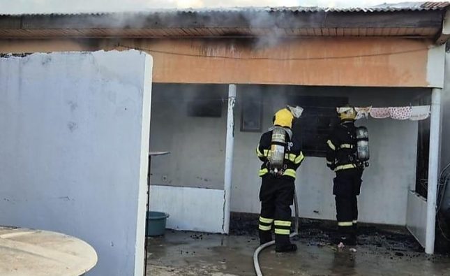 Filho incendeia casa da família com bebê dentro após briga por causa de cigarro de maconha em MT; vídeo