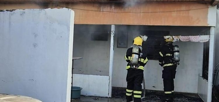 Filho incendeia casa da família com bebê dentro após briga por causa de cigarro de maconha em MT; vídeo