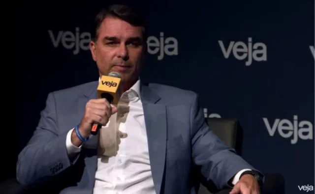 Flávio defende fim da reeleição e suspensão da reforma tributária