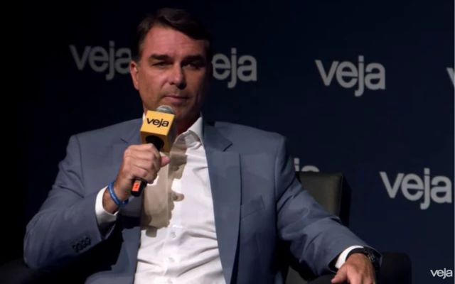Flávio defende fim da reeleição e suspensão da reforma tributária