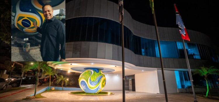 Gestão Cláudio surpreende e transforma bola do paço municipal em ambiente instagramável para Copa; vídeo