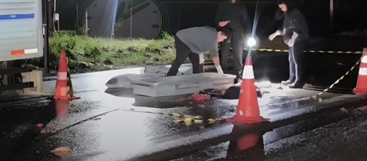 Homem morre ao ser atropelado e ter o corpo dilacerado por caminhão na BR-364; vídeo