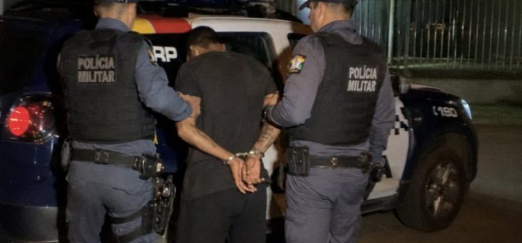 Homem reage a abordagem e acaba preso após xingar policiais da região de Rondonópolis