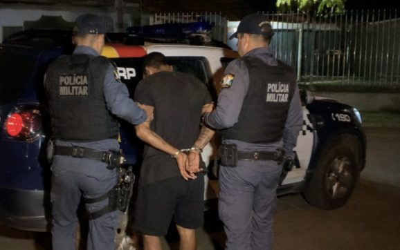 ‘Louco’ e armado com faca, homem soca a irmã e ameaça dar ‘salve’ na própria família em Rondonópolis