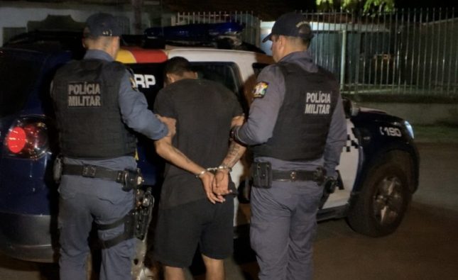 ‘Louco’ e armado com faca, homem soca a irmã e ameaça dar ‘salve’ na própria família em Rondonópolis