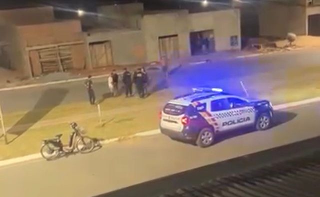 Maníaco armado estupra adolescente e acaba espancado por namorado da vítima e amigos em MT; vídeo