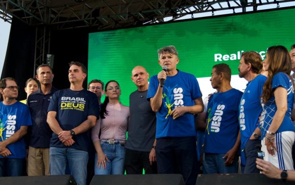 Medeiros diz a Flávio que Deus honrará a família Bolsonaro apesar das provações