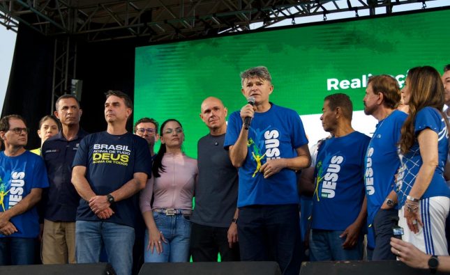 Medeiros diz a Flávio que Deus honrará a família Bolsonaro apesar das provações