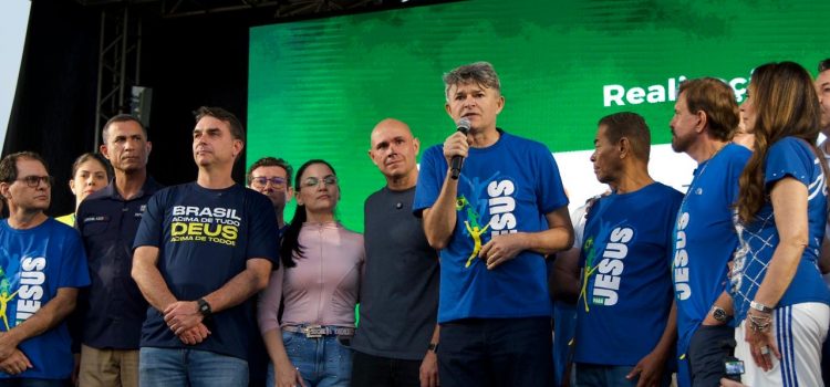 Medeiros diz a Flávio que Deus honrará a família Bolsonaro apesar das provações