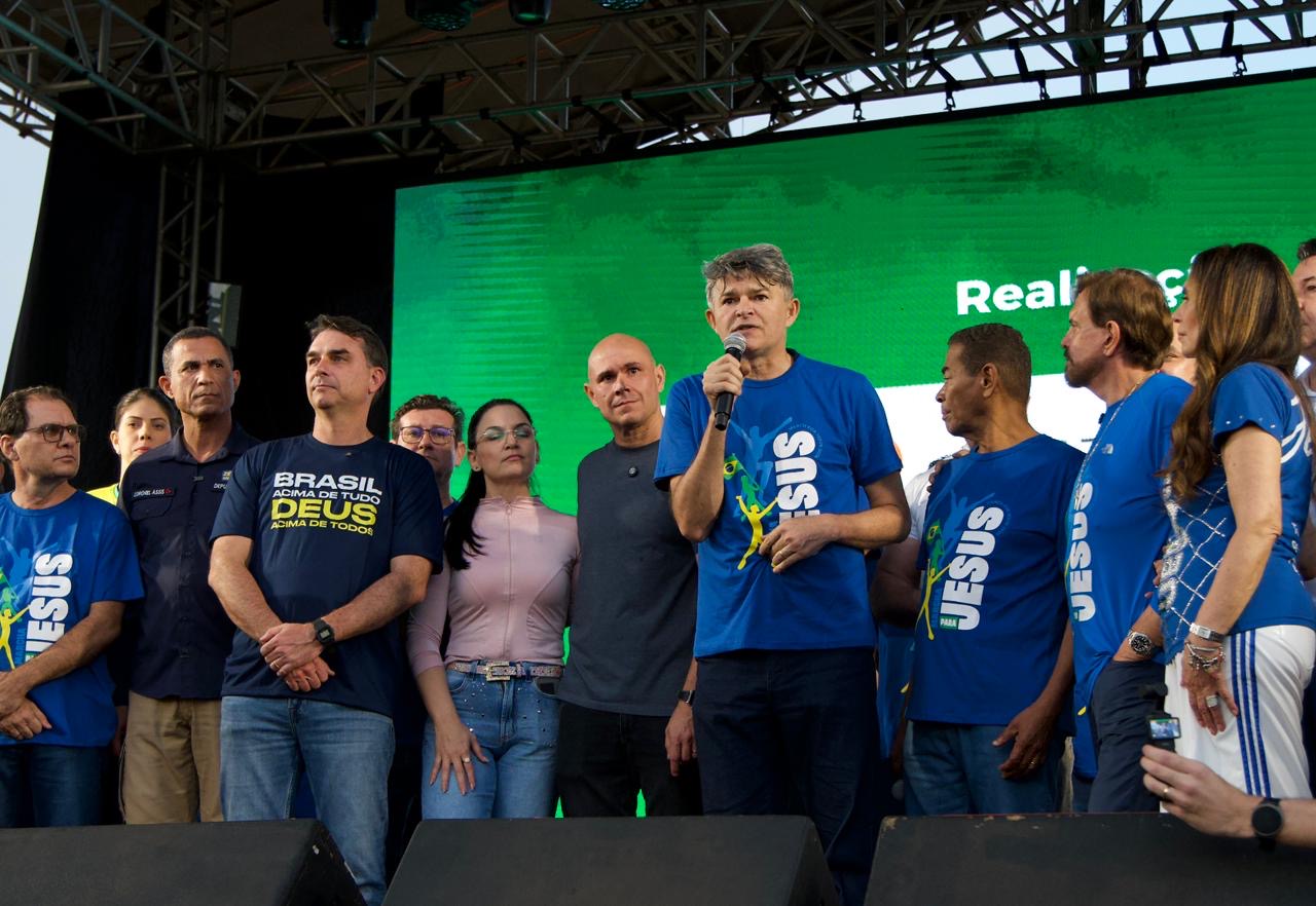 Medeiros diz a Flávio que Deus honrará a família Bolsonaro apesar das provações