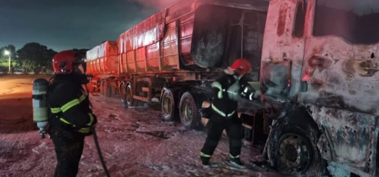 Mistério: carreta é destruída pelas chamas em frente a empresa em Rondonópolis; vídeo