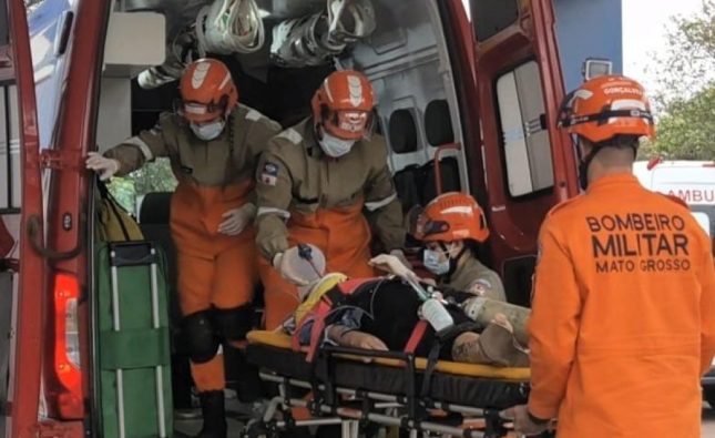 Motociclista sofre traumatismo craniano após forte colisão e vai parar no Hospital Regional