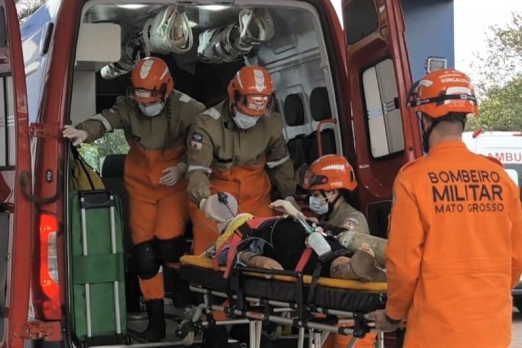 Motociclista sofre traumatismo craniano após forte colisão e vai parar no Hospital Regional