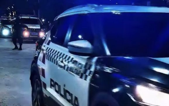 Motoqueiros quase passam por cima de agentes, fogem e acabam caindo após perseguição em Rondonópolis