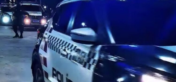 Motoqueiros quase passam por cima de agentes, fogem e acabam caindo após perseguição em Rondonópolis