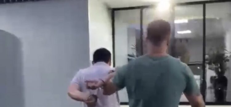 Motorista é preso por abusar sexualmente de adolescente de 12 anos em Rondonópolis; vídeo mostra prisão