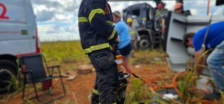 Motorista fica preso às ferragens após tombar carreta na Serra da Petrovina em Rondonópolis