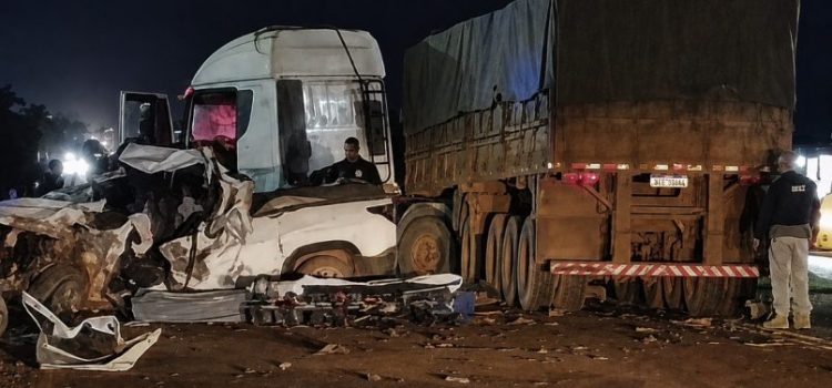 Motorista morre na hora após ser brutalmente atingido por carreta no viaduto da BR-163; vídeo
