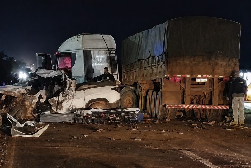 Motorista morre na hora após ser brutalmente atingido por carreta no viaduto da BR-163; vídeo