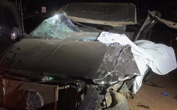 Motorista morre preso às ferragens após caminhonete atingir carreta e deixar cinco feridos na BR-163; imagens