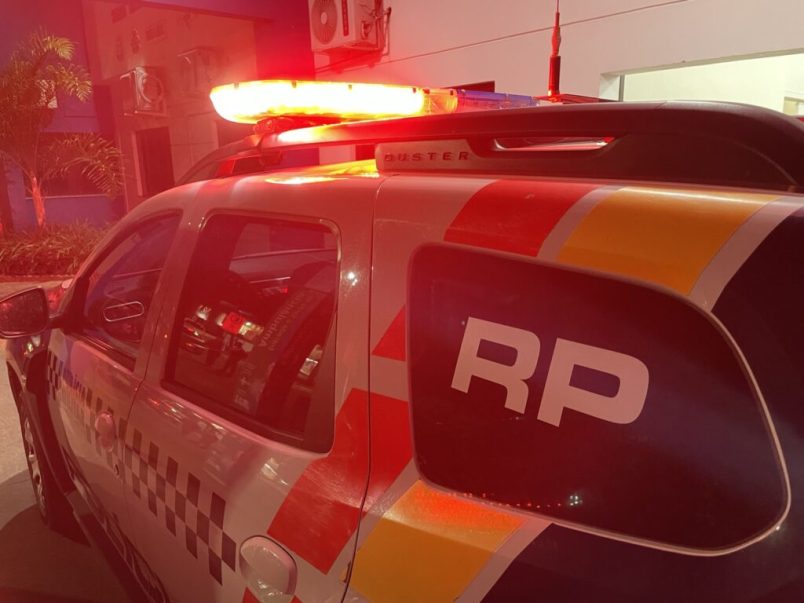 Mulher é enforcada e chutada pelo marido; criança salva a mãe ao ligar para a PM em Rondonópolis
