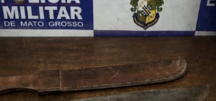 Mulher quase perde os dedos após ataque do marido com facão por desconfiar de chifre em Rondonópolis
