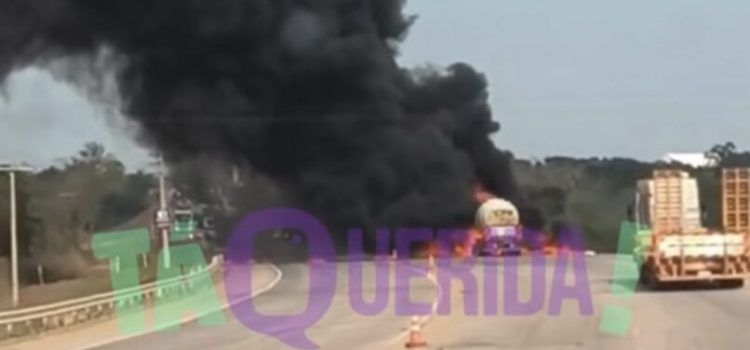Múltiplos veículos se envolvem em acidente e caminhão-tanque explode em MT; vídeo impressionante