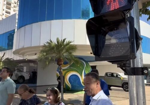 Pela primeira vez, Rondonópolis terá semáforo exclusivo para pedestres; prefeito explica novidade a moradoras em vídeo