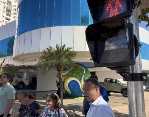 Pela primeira vez, Rondonópolis terá semáforo exclusivo para pedestres; prefeito explica novidade a moradoras em vídeo