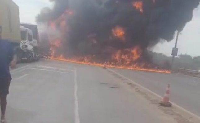 Pessoa morre carbonizada após explosão de carreta em acidente com três veículos em MT; vídeo