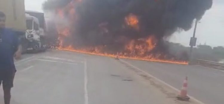 Pessoa morre carbonizada após explosão de carreta em acidente com três veículos em MT; vídeo