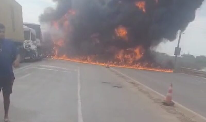 Pessoa morre carbonizada após explosão de carreta em acidente com três veículos em MT; vídeo