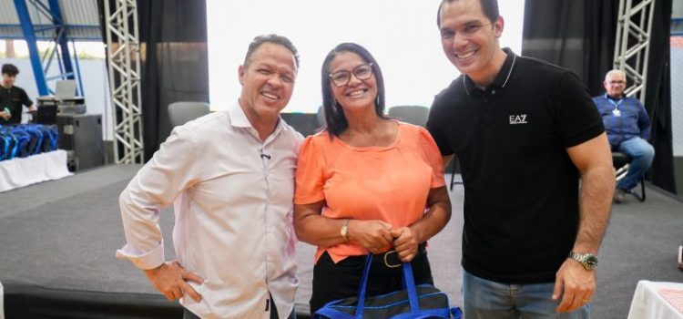 Prefeito Cláudio entrega materiais de apoio para professores e reforça compromisso com educação de qualidade
