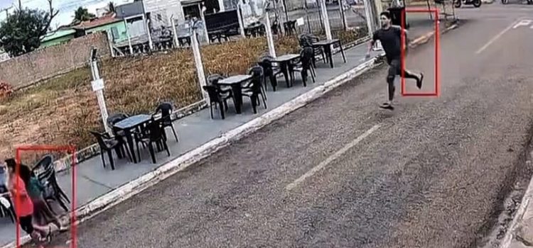 Vídeos mostram lunático tentando matar dono de espetinho a facadas na frente dos filhos em Rondonópolis