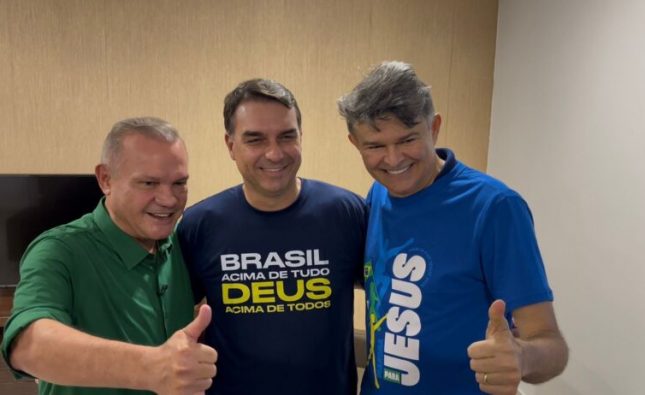 Wellington Fagundes recepciona Flávio Bolsonaro em Cuiabá durante a 29ª Marcha para Jesus