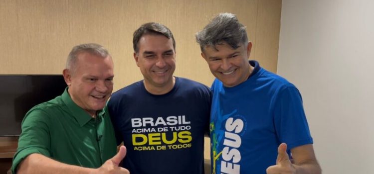 Wellington Fagundes recepciona Flávio Bolsonaro em Cuiabá durante a 29ª Marcha para Jesus
