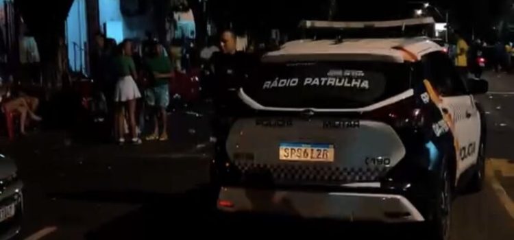 Amostradinho joga moto contra PM, tenta fugir e é preso junto com namorada barraqueira em Rondonópolis