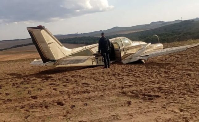 Avião misterioso aparece com trem de pouso quebrado em fazenda às margens da BR-364; vídeo