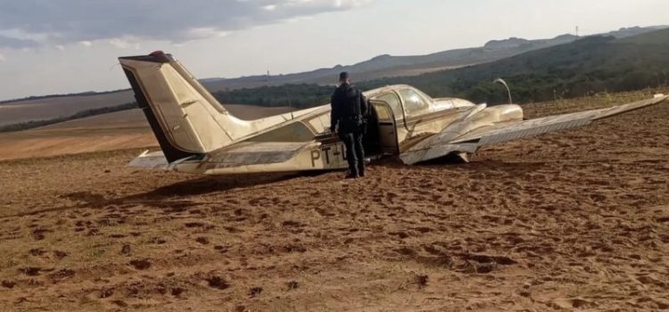 Avião misterioso aparece com trem de pouso quebrado em fazenda às margens da BR-364; vídeo