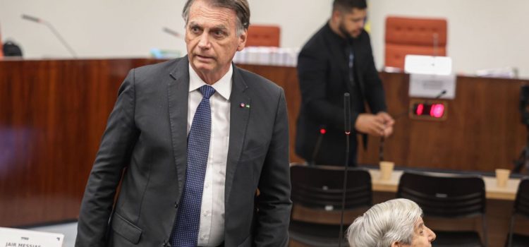 Bolsonaro não cometeu crime em caso de arma apreendida, diz PCDF
