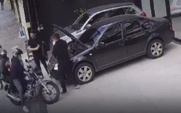 “Brincadeira” de funcionários de falso assalto termina com dois baleados por policial civil de folga; assista