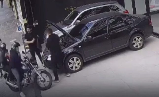 “Brincadeira” de funcionários de falso assalto termina com dois baleados por policial civil de folga; assista