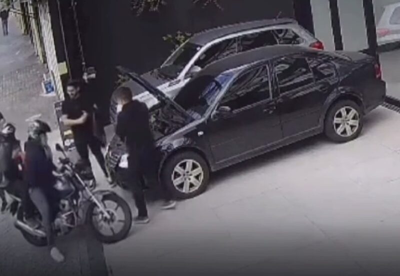 “Brincadeira” de funcionários de falso assalto termina com dois baleados por policial civil de folga; assista