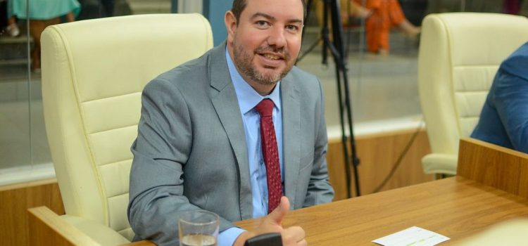 Câmara aprova pedido de licença do vereador Renan Dourado