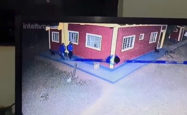 Câmera registra dupla invadindo alojamento para matar trabalhador rural em MT; suspeitos morreram em confronto