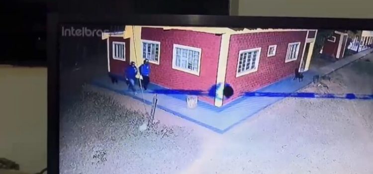 Câmera registra dupla invadindo alojamento para matar trabalhador rural em MT; suspeitos morreram em confronto
