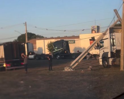 Caminhão boiadeiro destrói poste e deixa região sem energia elétrica em Rondonópolis; vídeo