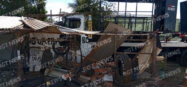 Caminhão desgovernado destrói borracharia e dono escapa da morte por pouco em Rondonópolis