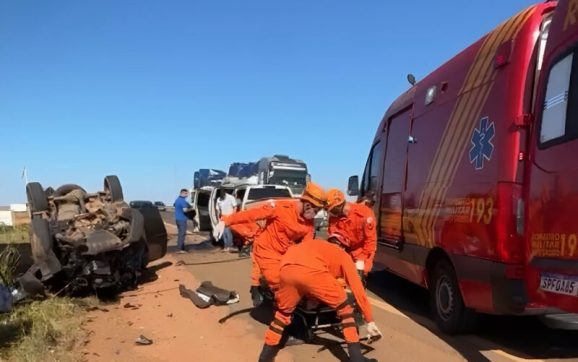 Caminhonetes batem de frente e ocupantes são arremessados para fora na BR-364; vídeo